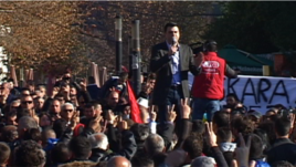 Protesta e opozitës para parlamenit