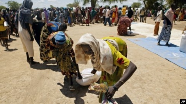 Thousands of displaced persons from Abyei collect food rations in a makeshift camp in Turalei, southern Sudan. (File Photo - May 27, 2011)
