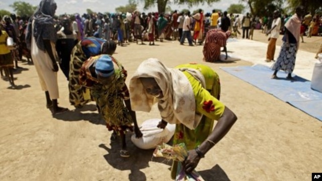 Thousands of displaced persons from Abyei collect food rations in a makeshift camp in Turalei, southern Sudan. (File Photo - May 27, 2011) 