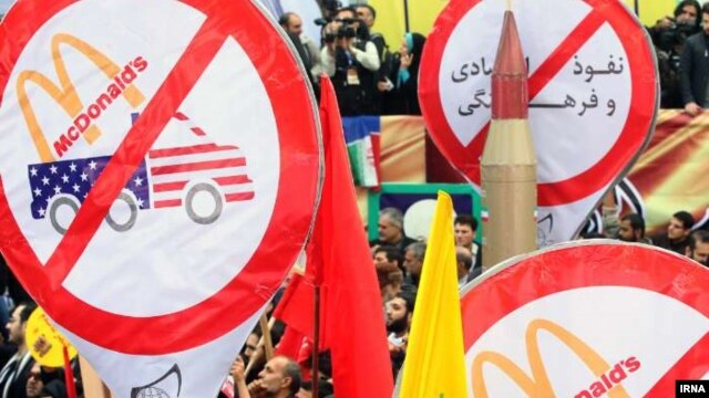 در تظاهرات دولتی در تهران، تابلوهای نه به مک‌دونالد دیده شد