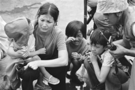 Một bà mẹ và ba người con miền Nam Việt Nam chạy khỏi Việt Nam trên một chiếc tàu của Thủy quân lục chiến Hoa Kỳ, 29/4/1975 (Ảnh tư liệu.)