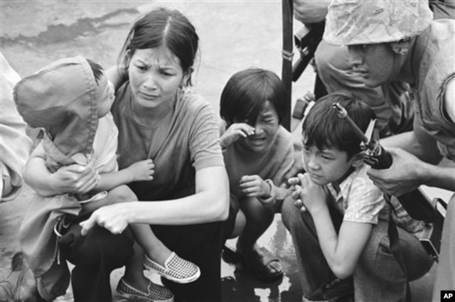 Một bà mẹ và ba người con miền Nam Việt Nam chạy khỏi Việt Nam trên một chiếc tàu của Thủy quân lục chiến Hoa Kỳ, 29/4/1975 (Ảnh tư liệu.)
