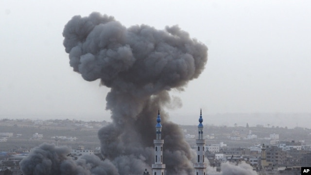 Hayaki yake tashi daga Gaza, bayan wani farmaki da Isra'ila ta kai a can ranar Asabar.