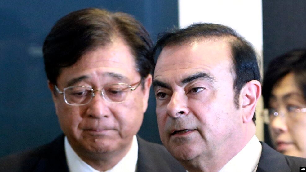 El presidente de Nissan Motor Co. Carlos Ghosn, (derecha) y el presidente de Mitsubishi Motors Corp. Osamu Masuko, realizaron una conferencia de prensa conjunta en Yokohama, cerca de Tokio, el jueves, 12 de mayo de 2016.
walk in the venue of their joint press conference in Yokohama, near Tokyo, Thursday, May 12, 2016.