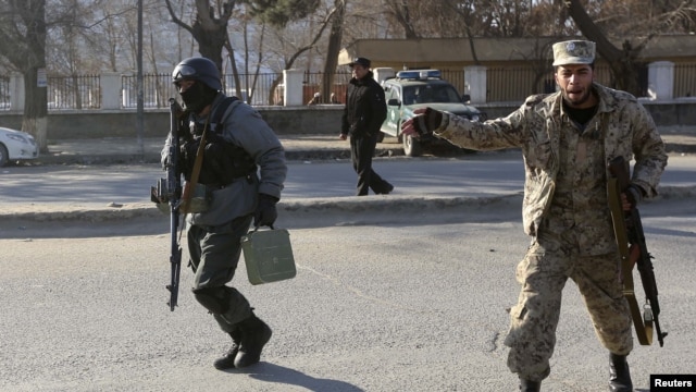 Cảnh sát Afghanistan chạy tới trụ sở cảnh sát giao thông bị tấn công ở Kabul, ngày 21/1/2013. 