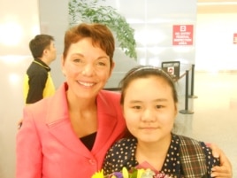美国的女权无疆界组织主席瑞洁和安妮在旧金山国际机场（女权无疆界组织提供）