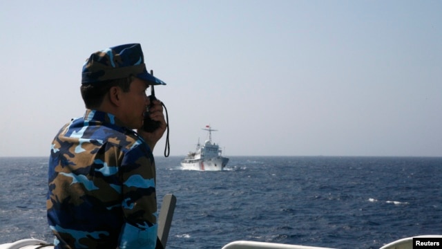 Cảnh sát biển Việt Nam giám sát một chiếc tàu của Trung Quốc trong khu vực Biển Đông, khoảng 210 km (130 dặm) ngoài khơi bờ biển Việt Nam (Ảnh chụp ngày 15/5/2014).