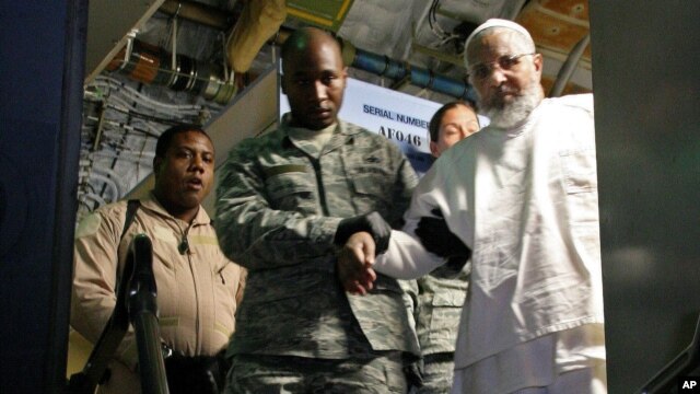 Tù nhân Ibrahim Idris rời khỏi máy bay tại sân bay ở Khartoum sau khi được thả ra tù nhà tù Guantanamo, ngày 19/12/2013.