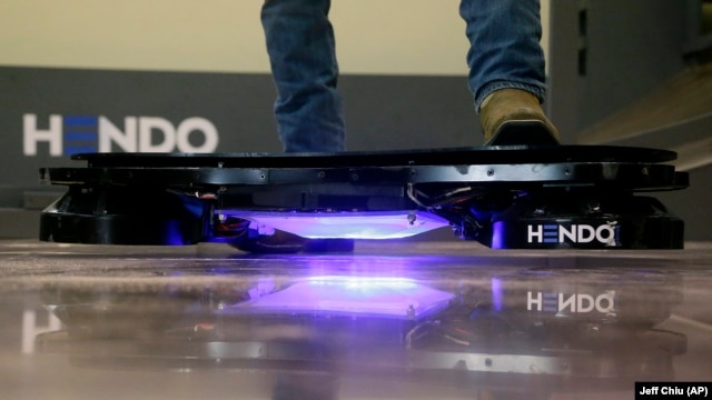 Los hoverboards son una patineta que contiene un par de imanes, que al entrar en contacto con el metal del suelo generan una fuerza electromagnética que hace que la tabla se mantenga elevada sobre la superficie.