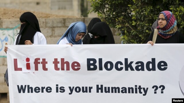 Healthcare workers demonstrate against a blockade on Yemen imposed by a Saudi-led coalition that has caused food and fuel shortages, outside the headquarters of the United Nations in Sanaa, May 7, 2015
