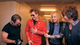 Dari kiri Tico Torres, Jon Bon Jovi, David Bryan, dan Richie Sambora dari band rock AS Bon Jovi bergurau di belakang panggung di Munich, 12 Juni, 2011