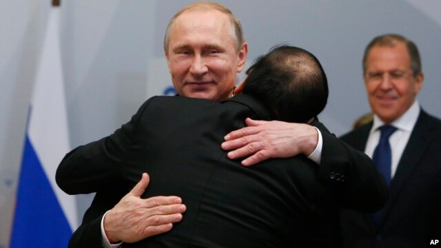 Tổng thống Nga Vladimir Putin vàThủ tướng Việt Nam Nguyễn Xuân Phúc trong cuộc gặp bên lề Hội nghị thượng đỉnh ASEAN - Nga ở thành phố nghỉ mát Sochi hôm 19/5. 