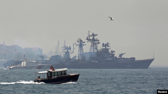 A Turkish Navy cost guard boat (L) escorts the Russian Navy destroyer Smetlivy, in the Bosphorus in Istanbul, July 11, 2012. 