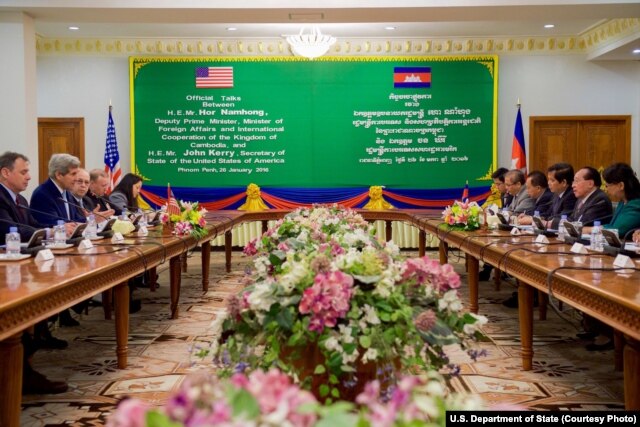 U.S. Secretary of State John Kerry addresses Cambodian Foreign Minister and Deputy Prime Minister Hor Namhong at the outset of a bilateral meeting at the Ministry of Foreign Affairs in Phnom Penh, Cambodia, Jan. 26, 2016.