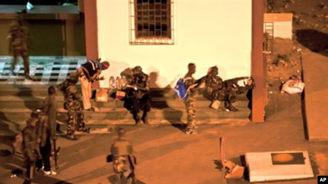 Forces loyal to the internationally recognized Ivory Coast President Alassane Ouattara prepare to attack the Presidential Palace in Abidjan, April 1, 2011