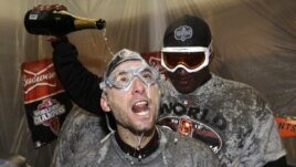El venezolano Marco Scutaro recibe un baño de champaña mientras los Gigantes de San Francisco celebran su triunfo en la Serie Mundial de beisbol.