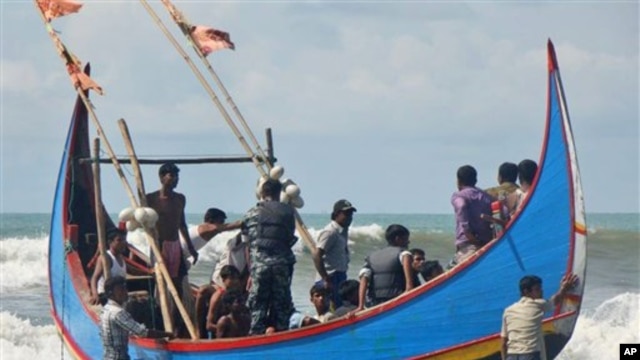 Nhiều người Rohingya dùng tàu thuyền để trốn chạy vụ xung đột và tìm việc ở Malaysia. Một số tới được Thái Lan như những người nhập cư bất hợp pháp.
