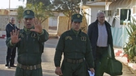 Un ancien otage escorté par la gendarmerie algérienne