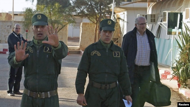 Un ancien otage escorté par la gendarmerie algérienne