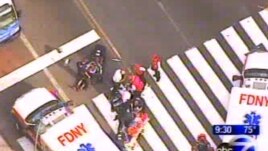  Pèsonèl sèvis dijans ap prese ale sou plas apre atak ki lakoz lanmò 2 moun e blese anpil lòt tou pre Empire State Building nan New York  vandredi 24 out  2012 la. (Foto WABC-TV)
