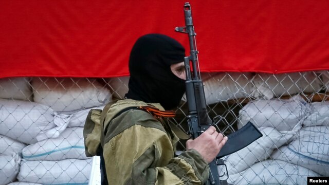 Dân quân vũ trang thân Nga canh gác gần văn phòng thị trưởng ở Slaviansk, ngày 23/4/2014. Các giới chức Nga lại một lần nữa nói rằng binh sĩ Nga không hề có mặt ở Ukraine.