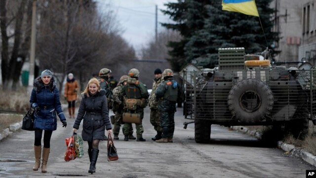 Binh sĩ chính phủ Ukraine trong làng Debaltseve, vùng Donetsk, miền đông Ukraine. Hòa đàm nhằm đạt được thỏa thuận ngưng bắn giữa lực lượng chính phủ và các nhóm võ trang thân Nga, 12/14/14