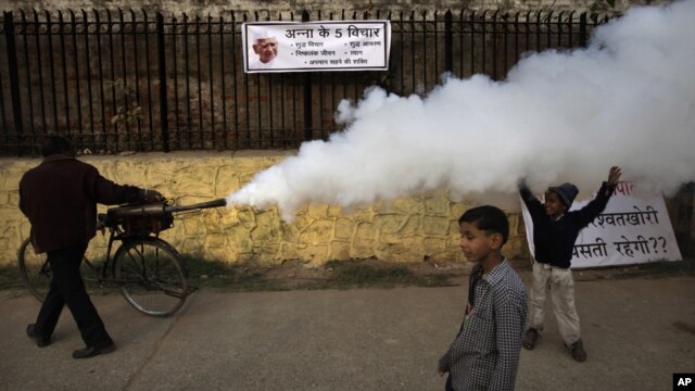 Fumigación en Dehli contra el mosquito transmisor de la malaria. La lucha contra esta enfermedad se ha estancado mundialmente por la falta de fondos para trabajar.