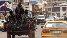 Des soldats centrafricains en patrouille à Bangui (7 janvier 2013)