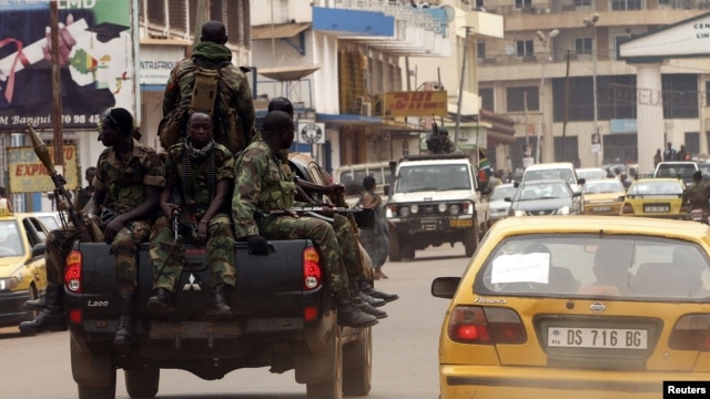 Des soldats centrafricains en patrouille à Bangui (7 janvier 2013)