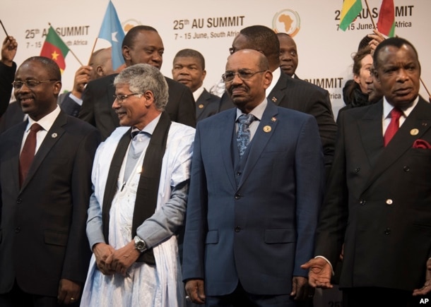 FILE - Sudanese president Omar al-Bashir, 2nd from right, stands with other African leaders during a photo op at the AU summit in Johannesburg, June 14, 2015.