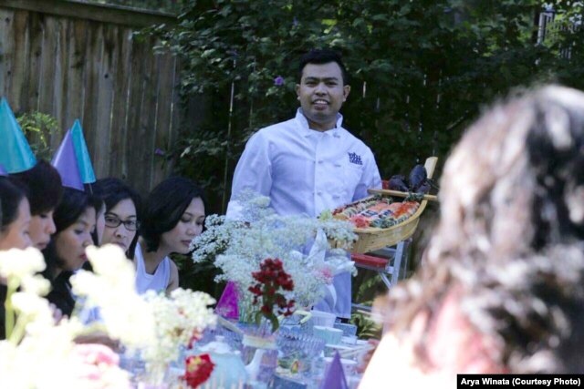 Chef sushi, Rahman Pananto, melayani para tamu di sebuah pesta di Maryland (foto/dok: Arya Winata)