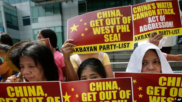 Người Philippines biểu tình trước Lãnh sự quán Trung Quốc tại khu tài chính Makati, phía đông thành phố Manila.