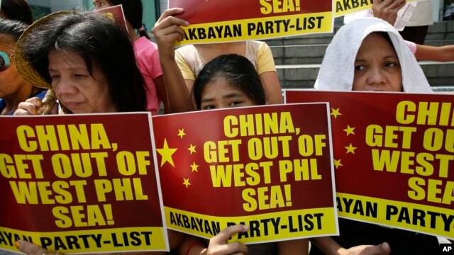 Người Philippines biểu tình phản đối trước lãnh sự quán Trung Quốc tại khu tài chính Makati, phía đông Manila.