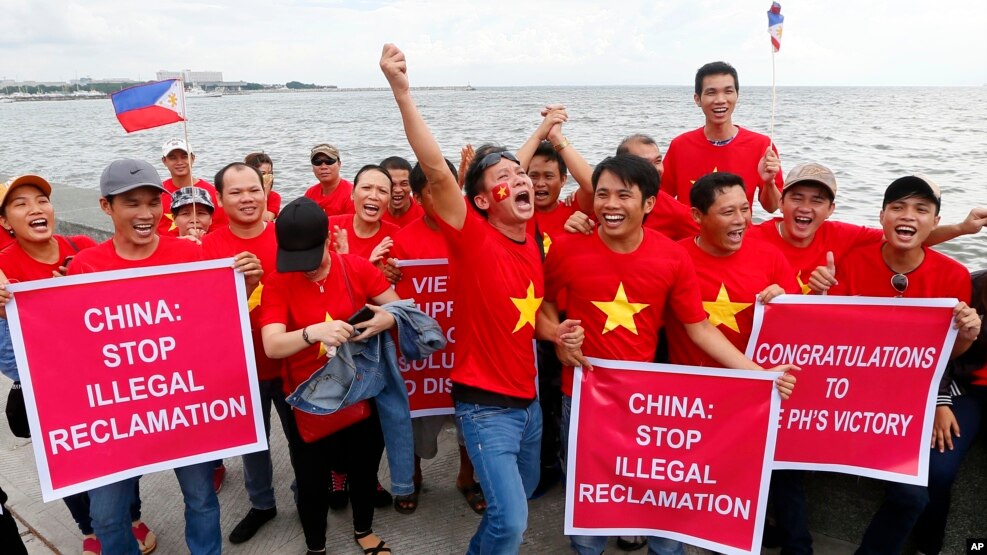 Người Việt tuần hành ở Manila trước khi Toà Trọng tài LHQ ra phán quyết bác bỏ tuyên bố chủ quyền của Trung Quốc ở Biển Đông, 12/7/2016, Philippines.