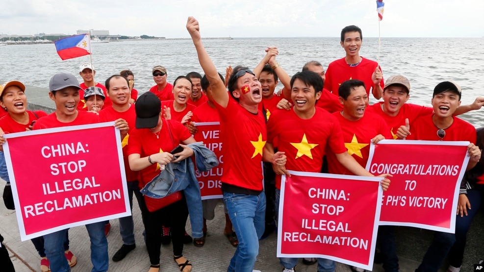 Người Việt tuần hành ở Manila trước khi Toà Trọng tài LHQ ra phán quyết bác bỏ tuyên bố chủ quyền của Trung Quốc ở Biển &Dstrok;ông, 12/7/2016, Philippines.