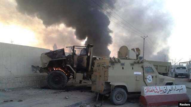 Xe của lực lượng an ninh Iraq hư hại trong trận giao tranh với nhóm ISIL trong thành phố Mosul, 10/6/14