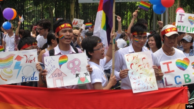 Những người tham gia đạp xe diễu hành vì cộng đồng LGBT vẫy cờ cầu vồng, Hà Nội, 5/8/2012. (Marianne Brown/VOA)