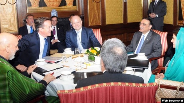 PM Inggris David Cameron (kedua dari kiri) menjadi tuan rumah pembicaraan antara Presiden Afghanistan Hamid Karzai (kiri) dan Presiden Pakistan Asif Ali Zardari (kedua dari kanan) di London hari Senin (4/2). 
