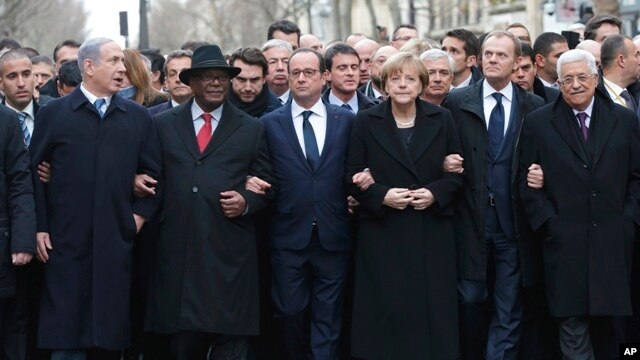 Tổng thống Pháp Francois Hollande và các nhà lãnh đạo từ nhiều quốc gia tham gia cuộc tuần hành biểu dương tinh thần đoàn kết sau các vụ bạo động khủng bố trên các đường phố Paris, ngày 11/1/2015.