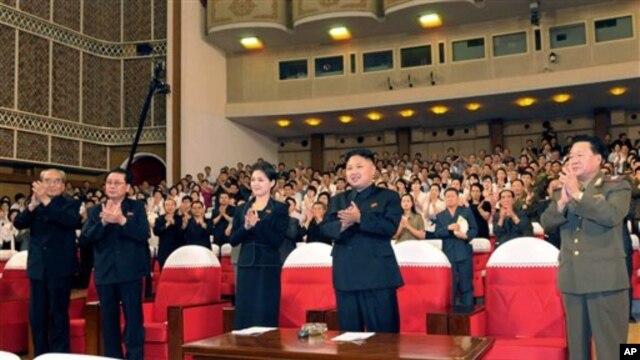 Người phụ nữ bí ẩn lần đầu được thấy bên cạnh ông Kim Jong Un khi xem buổi trình diễn của ban nhạc Moranbong tại Bình Nhưỡng, ngày 6/7/2012