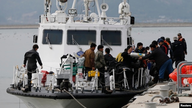 Các thợ lặn trở về sau cuộc tìm kiếm bên trong chiếc phà Sewol, ngày 19/4/2014.