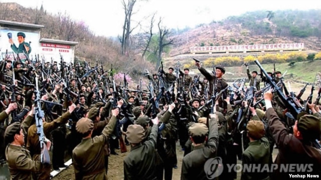 재난 4월 북한이 연일 대남 비방과 함께 대남도발을 예고한 가운데,  조선중앙통신이 보도한 평양시 보통강구역 노동적위대원들의 훈련 장면. (자료사진)