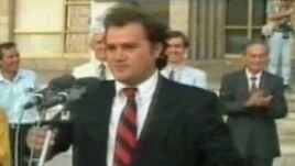Azem Hajdari dekorohet me Urdhërin e Flamurit