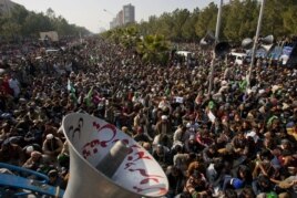 Supporters of cleric Tahir-ul Qadri listen to his speech at an anti-government rally in Islamabad, Pakistan, January 15, 2013.