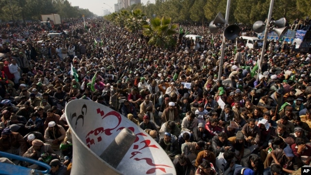 Para pendukung ulama Tahir-ul Qadri mendengarkan pidatonya dalam demonstrasi anti pemerintah di Islamabad, Selasa (15/1).