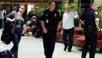 Nhân viên an ninh triển khai tại Sân bay quốc tế New Orleans sau vụ tấn công. 