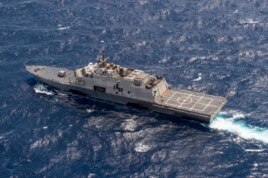Tàu chiến USS Fort Worth (LCS 3) tiến hành các hoạt động kết hợp trong vùng Biển Đông với tàu khu trục trang bị tên lửa dẫn đường USS Lassen (DDG 82).