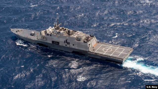Tàu tác chiến cận duyên USS Fort Worth (LCS 3) trong cuộc tuần tra trong vùng biển quốc tế ở Biển Đông với tàu khu trục tên lửa dẫn đường USS Lassen. (Ảnh: US Navy/Joe Bishop).