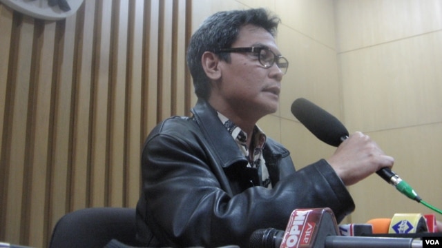 Juru bicara KPK Johan Budi memberikan penjelasan soal kasus dugaan korupsi dalam proses penyelenggaraan haji tahun 2012-2013 di Jakarta, Kamis (22/5) malam  (foto: dok. VOA/Andylala).