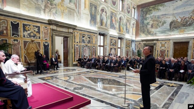 El papa Francisco dijo estar conmocionado, "no entiendo estas cosas, hechas por seres humanos". 